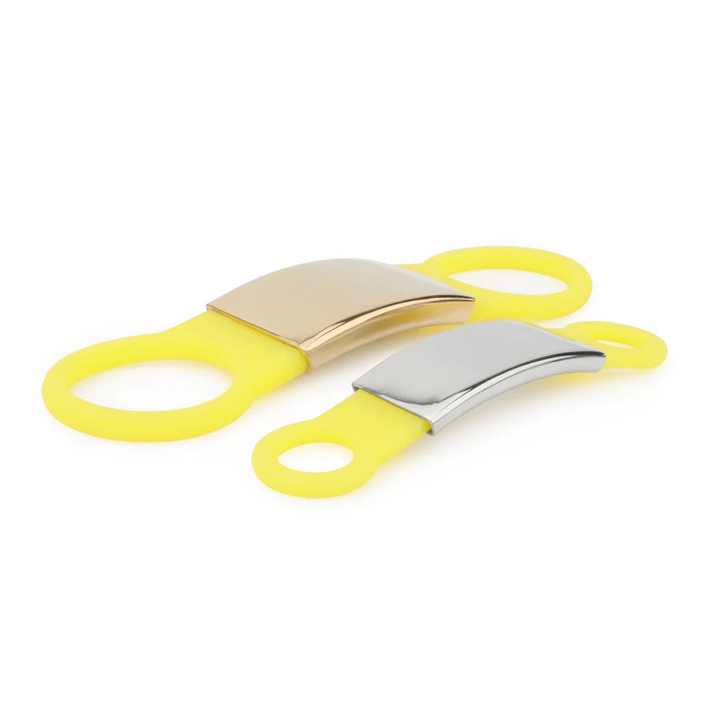 Comparaison de deux formats de plaques pour collier avec support jaune sur fond clair.