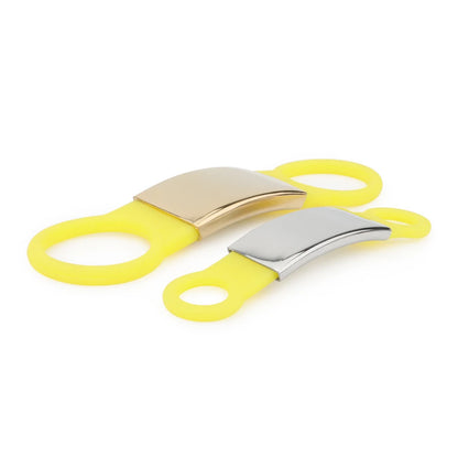 Comparaison de deux formats de plaques pour collier avec support jaune sur fond clair.