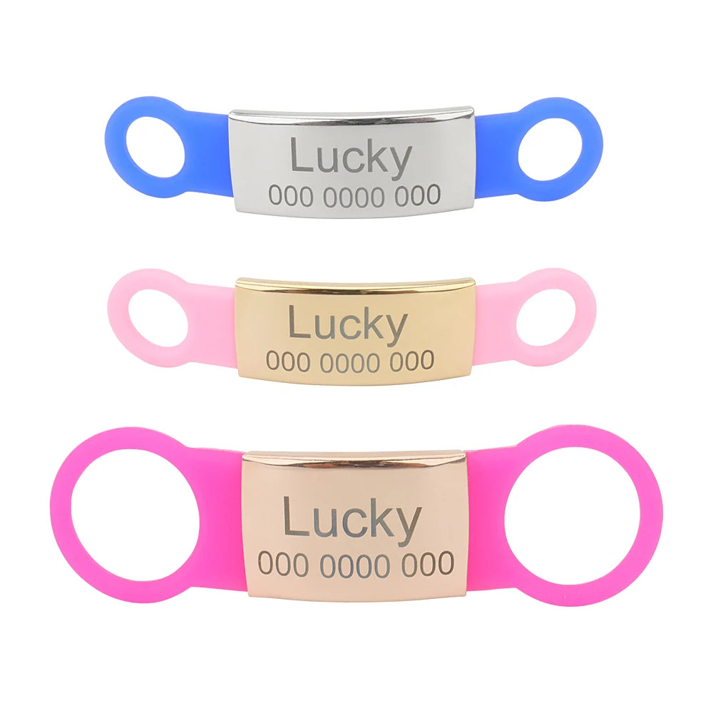 Trois étiquettes pour collier de chien avec gravure Lucky en différentes tailles et sur plaques argentée, dorée et bronzée.