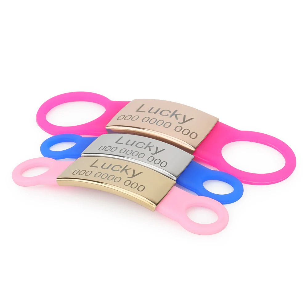 Trois étiquettes personnalisées pour collier de chien superposées avec gravure Lucky sur fond blanc.