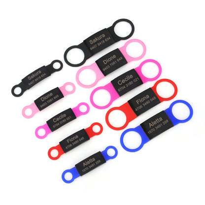 Ensemble de plusieurs étiquettes personnalisées pour collier de chien en noir, rose, rouge et bleu sur fond blanc.