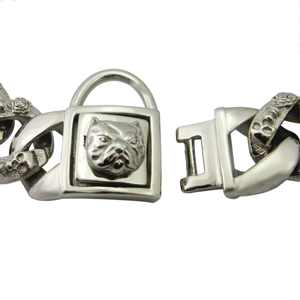 Vue rapprochée du fermoir et de la boucle d’un collier chaîne argenté pour grand chien sur fond blanc.