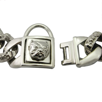 Vue rapprochée du fermoir et de la boucle d’un collier chaîne argenté pour grand chien sur fond blanc.