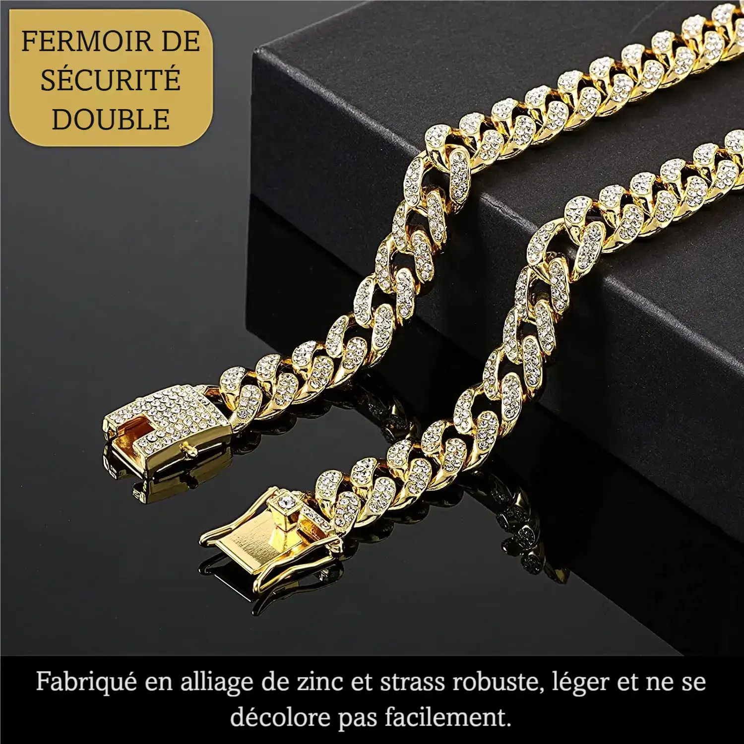 Détail du collier chaîne doré pour chien avec fermoir double sécurité sur fond noir.