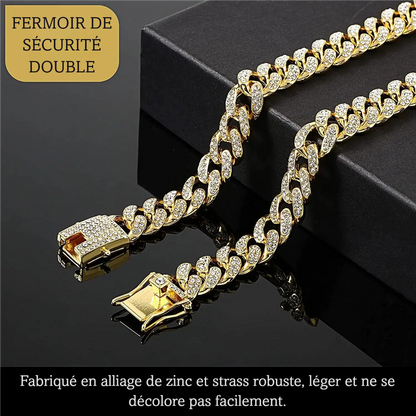 Détail du collier chaîne doré pour chien avec fermoir double sécurité sur fond noir.