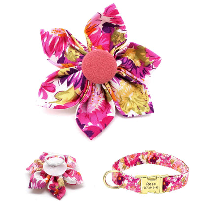 Accessoire floral amovible assorti au collier pour chien.