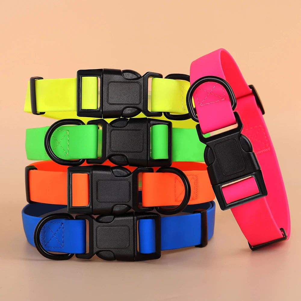 Plusieurs colliers empilés pour chien haute visibilité en coloris rose, jaune, vert, orange et bleu.