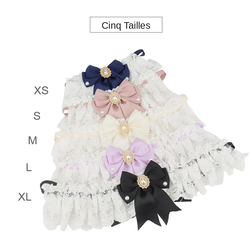 Présentation des cinq tailles disponibles pour un collier chic pour chien en dentelle blanche.