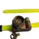 Gros plan du boîtier beeper camouflage monté sur un collier jaune sur fond blanc.