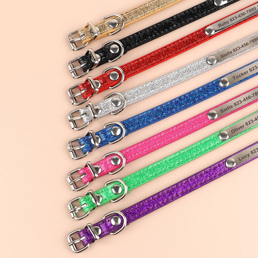 Gros plan sur les boucles et anneaux métalliques de plusieurs colliers pailletés pour chiot en différents coloris sur fond beige.