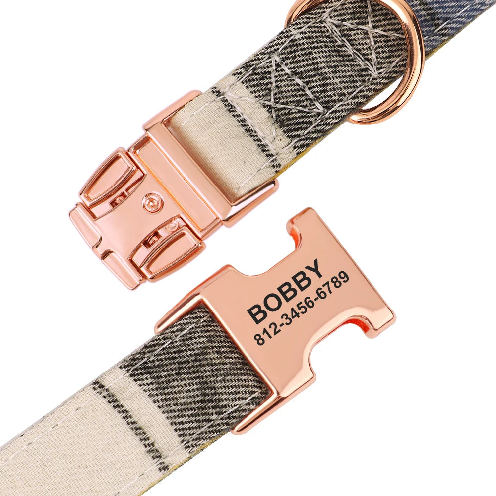 Détail du fermoir personnalisé d’un collier pour chien en nylon à carreaux.