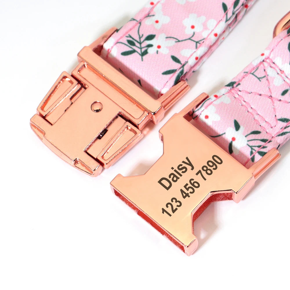Gros plan sur la boucle métallique gravée personnalisée d’un collier pour chien à motif floral rose