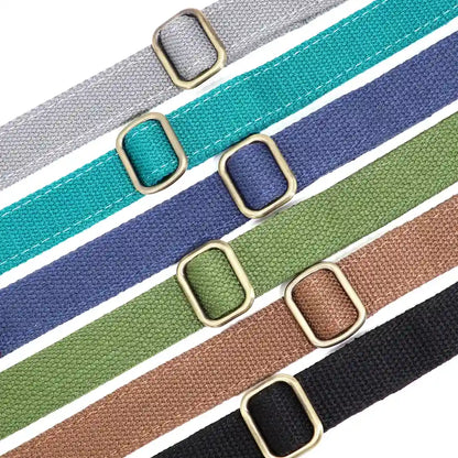 Gros plan sur les boucles de réglage de la sangle du collier pour chien sur un fond blanc.
