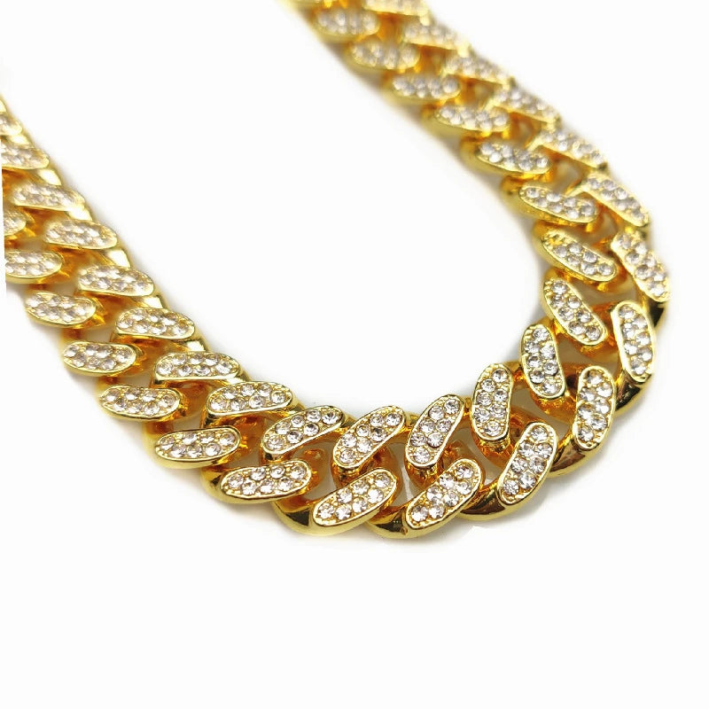 Gros plan sur des maillons dorés avec strass d’un collier style cubain pour chien.
