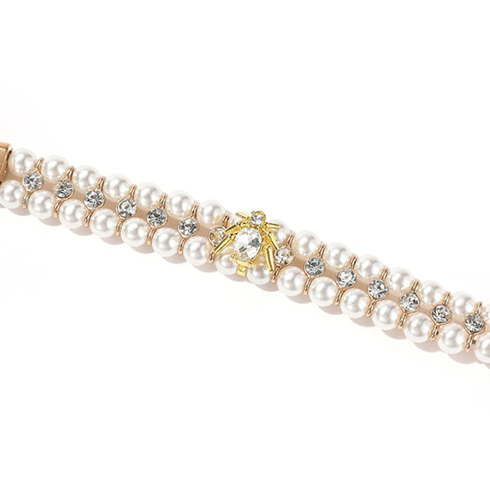 Zoom sur le pendentif en cristal doré d’un collier bijou pour chien.