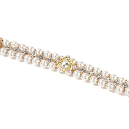 Zoom sur le pendentif en cristal doré d’un collier bijou pour chien.