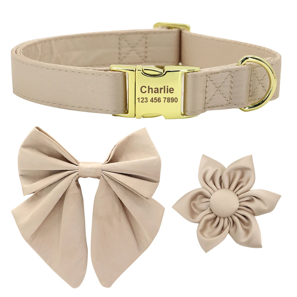 Ensemble d’un collier personnalisé pour chien beige avec nœud papillon amovible et fleur en tissu assortie.