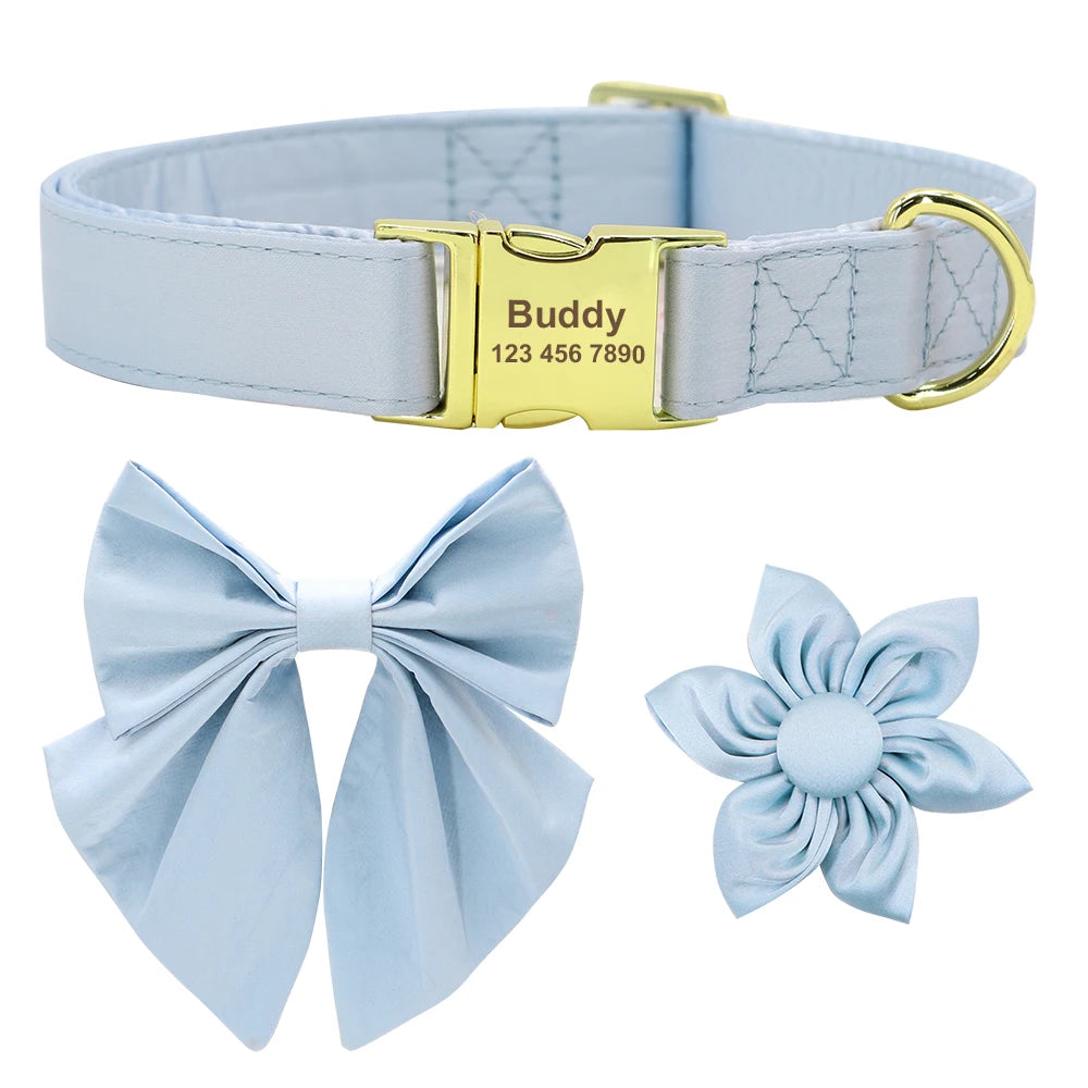 Ensemble d’un collier personnalisé pour chien bleu ciel avec nœud papillon amovible et fleur en tissu assortie.