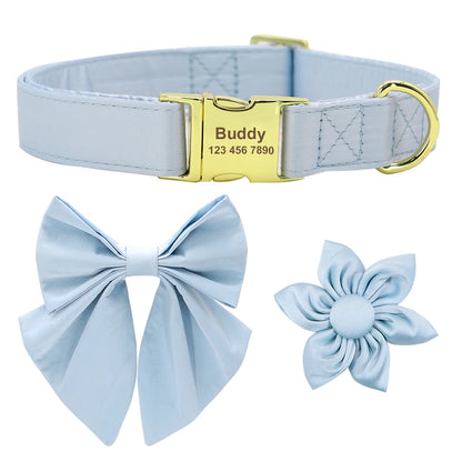 Ensemble d’un collier personnalisé pour chien bleu ciel avec nœud papillon amovible et fleur en tissu assortie.