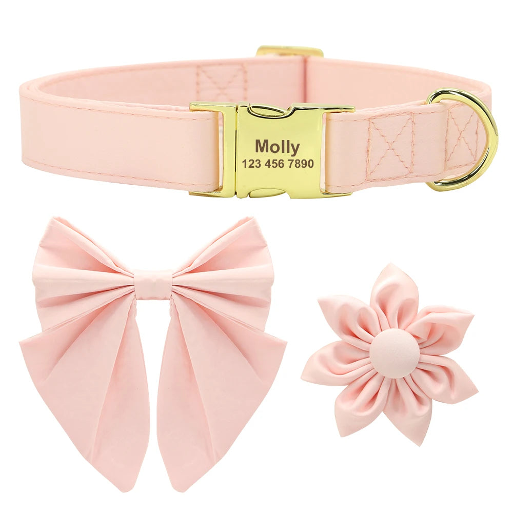 Ensemble d’un collier personnalisé pour chien rose avec nœud papillon amovible et fleur en tissu assortie.
