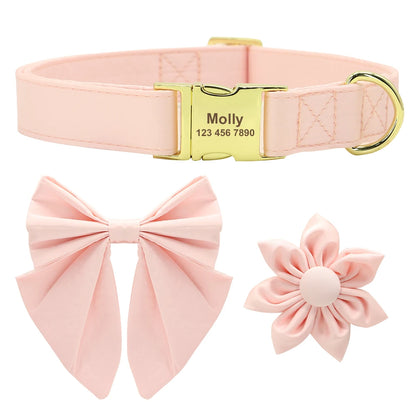 Ensemble d’un collier personnalisé pour chien rose avec nœud papillon amovible et fleur en tissu assortie.