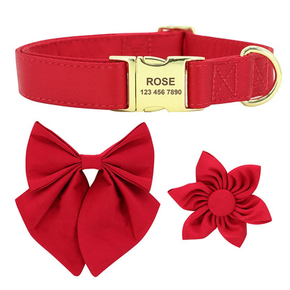Ensemble d’un collier personnalisé pour chien rouge avec nœud papillon amovible et fleur en tissu assortie.