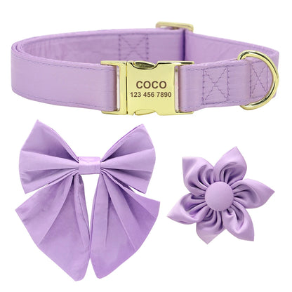 Ensemble d’un collier personnalisé pour chien violet avec nœud papillon amovible et fleur en tissu assortie.
