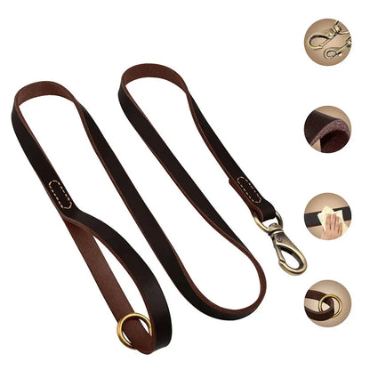 Vue produit d'une laisse pour chien en cuir marron avec mousqueton métallique et ses principales caractéristiques évoquées sur la droite de l'image.