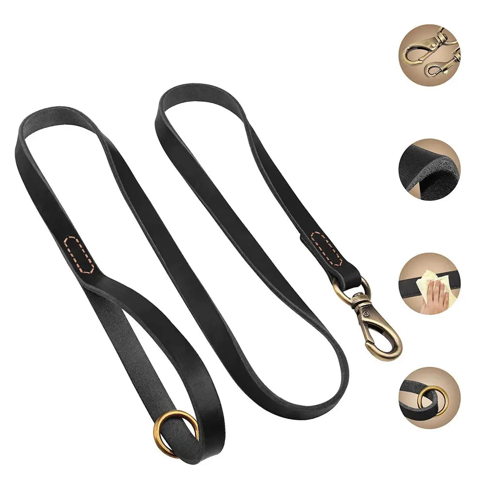 Vue produit d'une laisse pour chien en cuir noire avec mousqueton métallique et ses principales caractéristiques évoquées sur la droite de l'image.