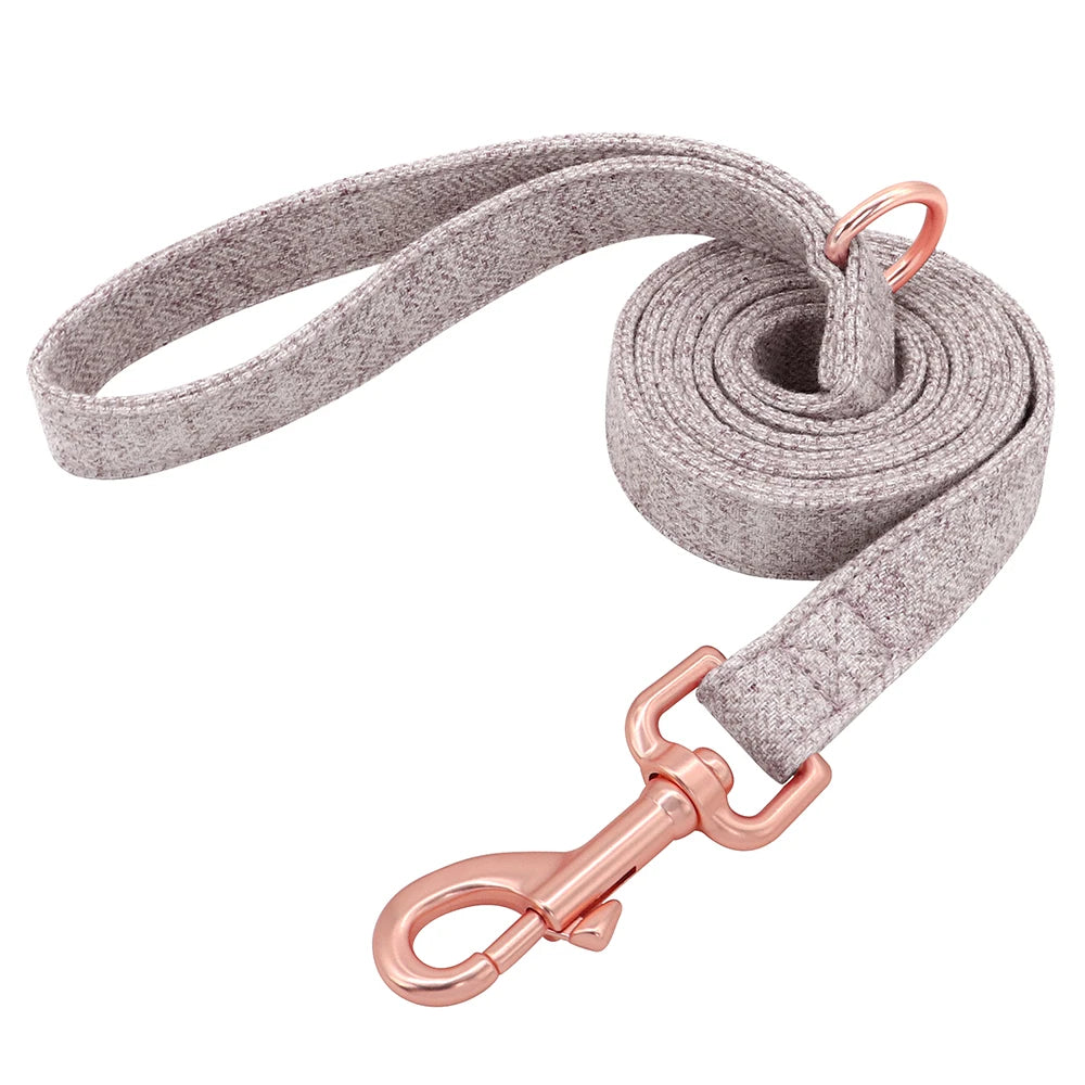 Laisse marron pour chien avec mousqueton métal rose présenté seule sur fond blanc.