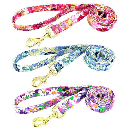Collection des trois laisses florales assorties pour chien devant un fond blanc.