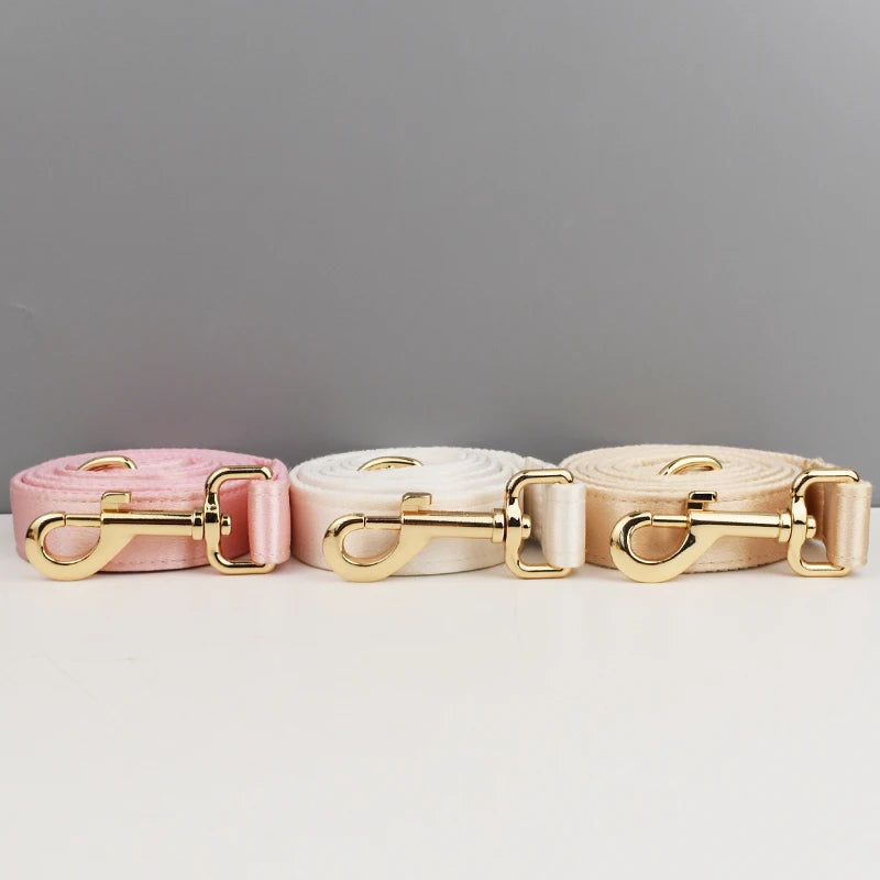Collection de trois laisses assorties pour chien en plusieurs coloris : rose, blanc, beige.