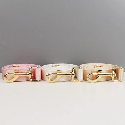 Collection de trois laisses assorties pour chien en plusieurs coloris : rose, blanc, beige.