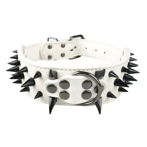 Large collier clouté pour chien en cuir blanc avec longues pointes métalliques noires.