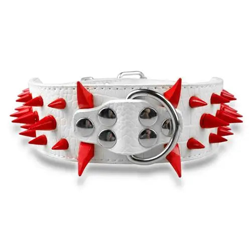 Large collier clouté pour chien en cuir blanc avec longues pointes métalliques rouges.