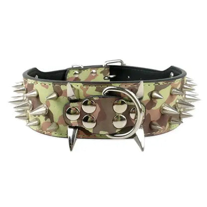 Large collier clouté pour chien en cuir camouflage avec longues pointes métalliques argentées.