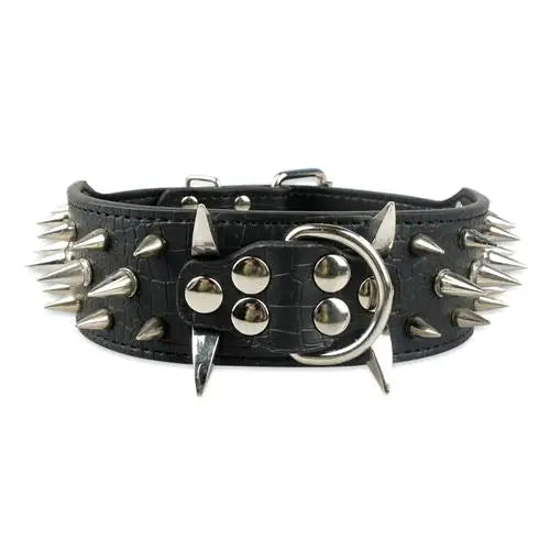 Large collier clouté pour chien en cuir noir avec longues pointes métalliques argentées.