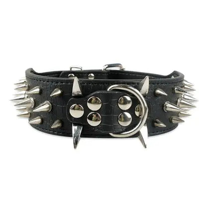 Large collier clouté pour chien en cuir noir avec longues pointes métalliques argentées.