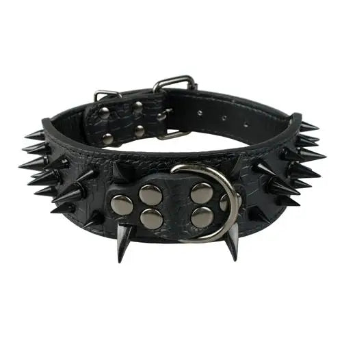 Large collier clouté pour chien en cuir noir avec longues pointes métalliques noires.