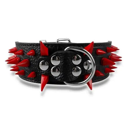 Large collier clouté pour chien en cuir noir avec longues pointes métalliques rouges.
