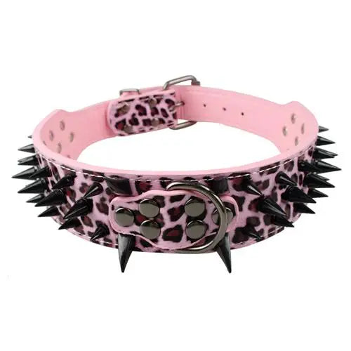 Large collier clouté pour chien en cuir rose à motif léopard avec longues pointes métalliques noires.