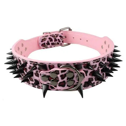 Large collier clouté pour chien en cuir rose à motif léopard avec longues pointes métalliques noires.
