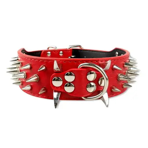 Large collier clouté pour chien en cuir rouge avec longues pointes métalliques argentées.