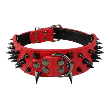 Large collier clouté pour chien en cuir rouge avec longues pointes métalliques noires.