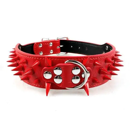Large collier clouté pour chien en cuir rouge avec longues pointes métalliques rouges.