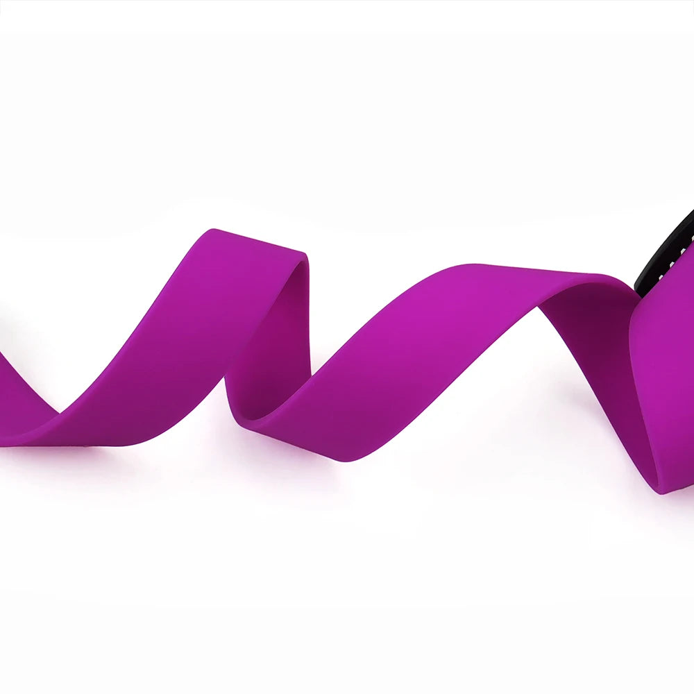 Gros plan sur la matière douce et flexible d’un collier pour chien violet.