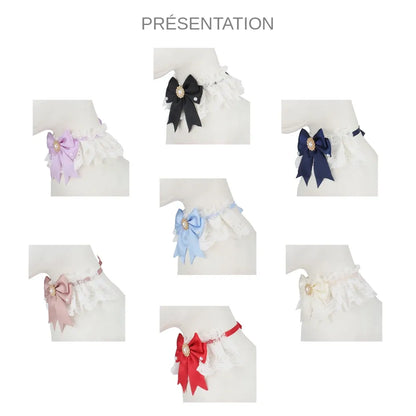 Présentation de différents coloris d’un collier élégant pour chien avec nœud et perles décoratives.