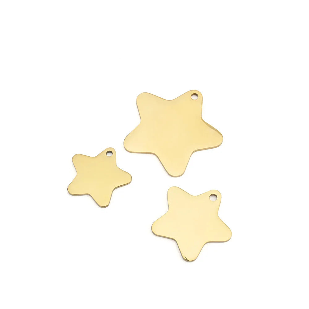 Trois tailles du pendentif en forme d’étoile pour collier de chien en coloris or.
