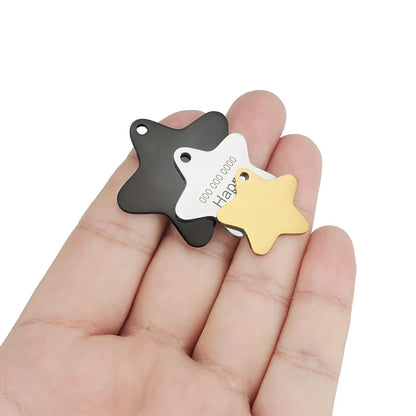Pendentifs en forme d’étoile pour chien présentés dans une main pour montrer leur taille.