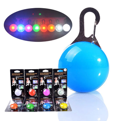 Grand pendentif lumineux bleu pour chien avec plusieurs emballages produits au premier plan.